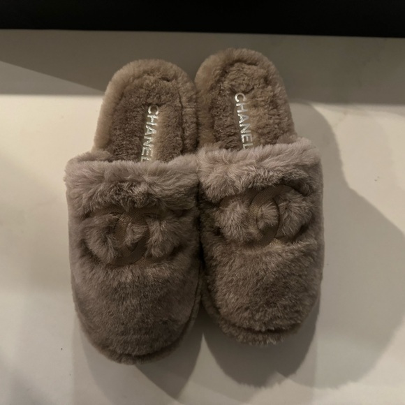 Chanel slippers and pouch - Picture 5 of 8